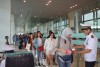 Cán bộ kiểm dịch y tế kiểm tra thân nhiệt của khách nhập cảnh tại Cảng Hàng không Quốc tế Cần Thơ.