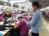 Quan trac moi truong lao dong 2: Nhân viên Khoa Bệnh nghề nghiệp - sức khỏe lao động môi trường, Trung tâm Kiểm soát bệnh tật thành phố Cần Thơ thực hiện quan trắc môi trường lao động tại một công ty may trên địa bàn thành phố Cần Thơ