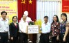 BS.CKII Cao Minh Chu, Giám đốc Sở Y tế Cần Thơ, Phó Trưởng ban Thường trực Ban Chỉ đạo thành phố Cần Thơ phòng, chống dịch COVID-19 cùng BS.CKII Nguyễn Quang Thông, Giám đốc Trung tâm Kiểm soát bệnh tật thành phố đến nhận trang phục tại Ủy ban Mặt trận Tổ