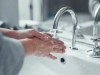 Thực hiện vệ sinh, rửa tay thường xuyên bằng xà phòng hoặc dung dịch sát khuẩn; hạn chế người dân ra khỏi nhà khi không cần thiết, khi ra ngoài phải thực hiện nghiêm việc đeo khẩu trang. Ảnh minh họa nguồn Internet