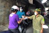 Đeo khẩu trang khi ra ngoài hoặc khi giao tiếp. Ảnh minh họa: Duy Lê