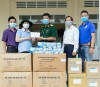 Công đoàn ngành Y tế trao quà hỗ trợ cho tập thể Bệnh viện Quân Dân Y là đơn vị phục vụ, bảo vệ và giám sát tại khu cách ly tập trung Trường Quân sự thành phố.