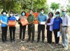 TS Nguyễn Thị Cẩm Hồng, Chủ tịch Hội Bảo trợ bệnh nhân nghèo TP Cần Thơ trao tặng quà và tiền mặt hỗ trợ các Điểm kiểm soát phòng chống dịch COVID-19 trên địa bàn huyện Vĩnh Thạnh.