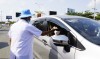 Nhân viên y tế đang kiểm tra đo thân nhiệt người điều khiển phương tiện giao thông đường bộ lưu thông vào nội ô thành phố Cần Thơ tại Điểm giám sát y tế quận Cái Răng. Ảnh: Duy Lê