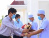 BS.CKII Cao Minh Chu, Giám đốc Sở Y tế TP Cần Thơ trao tặng bằng khen của Chủ tịch UBND thành phố Cần Thơ cùng hoa chúc mừng ê kíp Bệnh viện Lao và Bệnh phổi thành phố đã hoàn thành cách ly 14 ngày đúng theo qui định.