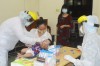 Công tác lấy mẫu xét nghiệm COVID-19 được cán bộ Trung tâm Kiểm soát bệnh tật TP Cần Thơ thực hiện ngay trong tối 24/4 để kịp thời đưa về tiến hành xét nghiệm ngay. Ảnh: Thái Bình