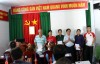 BS.CK2. Lưu Hoàng Việt - Chi cục trưởng Chi cục An toàn vệ sinh thực phẩm Cần Thơ trao giấy chứng nhận cho các cơ sở