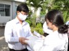 BS.CKII Huỳnh Minh Trúc, Giám đốc Trung tâm Kiểm soát bệnh tật TP Cần Thơ trao quà tại Trung tâm Y tế quận Bình Thủy.