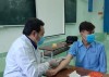 Cán bộ Trung tâm Kiểm soát bệnh tật TP Cần Thơ lấy mẫu test nhanh HIV cho sinh viên tại Trường Đại học Tây Đô