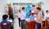 Ông Hà Tấn Vinh, Phó Giám đốc Trung tâm Kiểm soát bệnh tật TP Cần Thơ và đoàn giám sát Cục Phòng, chống HIV/AIDS – Bộ Y tế làm việc tại Trung tâm Y tế quận Cái Răng.