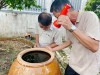 Cán bộ Trạm Y tế phường Long Hoà và cộng tác viên khu vực kiểm tra lăng quăng trong các vật dụng chứa nước.