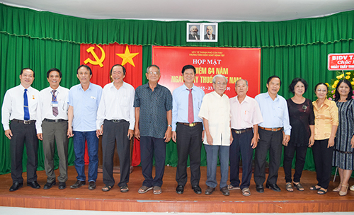 Ban Giám đốc Trung tâm Kiểm soát bệnh tật TP Cần Thơ chụp hình lưu niệm cùng lãnh đạo ngành y tế, lãnh đạo Trung tâm Y tế dự phòng qua các thời kỳ.