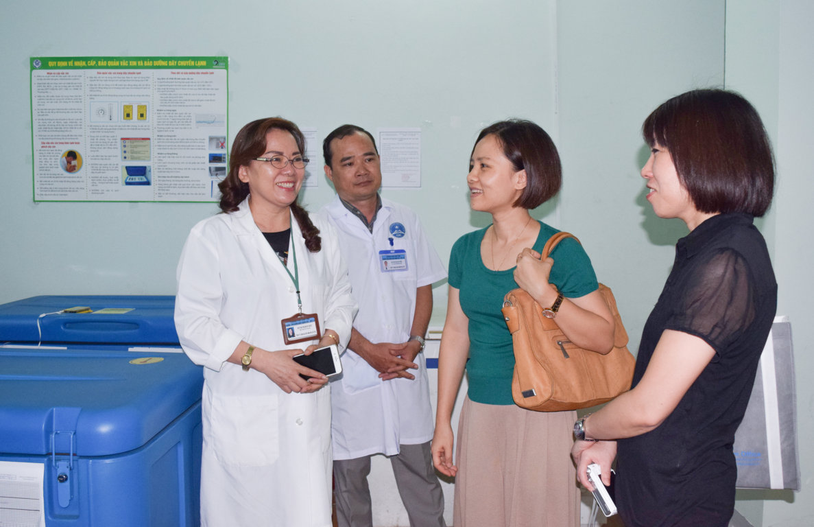 BS.CKII Huỳnh Thị Bích Thủy, Phó trưởng Phòng Khám đa khoa, chuyên khoa – Trung tâm Kiểm soát bệnh tật thành phố tiếp đoàn JICA – Nhật Bản thăm quan kho dự trữ vắc xin.