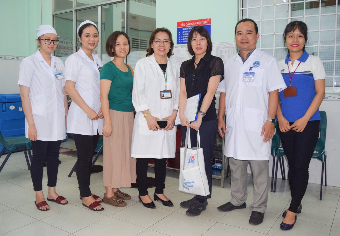 BS.CKII Huỳnh Thị Bích Thủy, Phó trưởng Phòng Khám đa khoa, chuyên khoa cùng cán bộ Trung tâm Kiểm soát bệnh tật chụp hình lưu niệm cùng đoàn JICA – Nhật Bản.