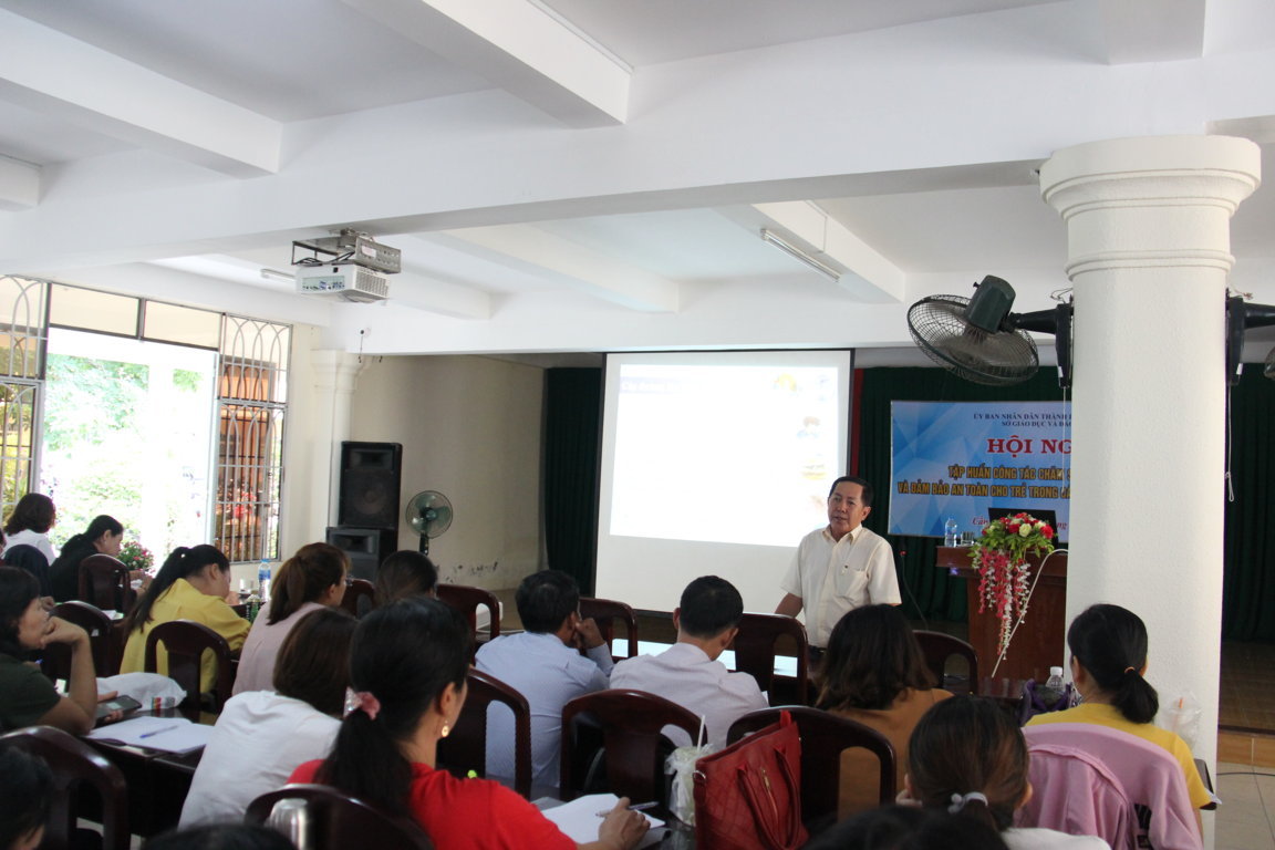 BS.CKI Trần Văn Tuấn, Trưởng khoa Phòng chống bệnh truyền nhiễm - Kiểm dịch y tế quốc tế, Trung tâm Kiểm soát bệnh tật hướng dẫn công tác phòng chống dịch bệnh tại lớp tập huấn