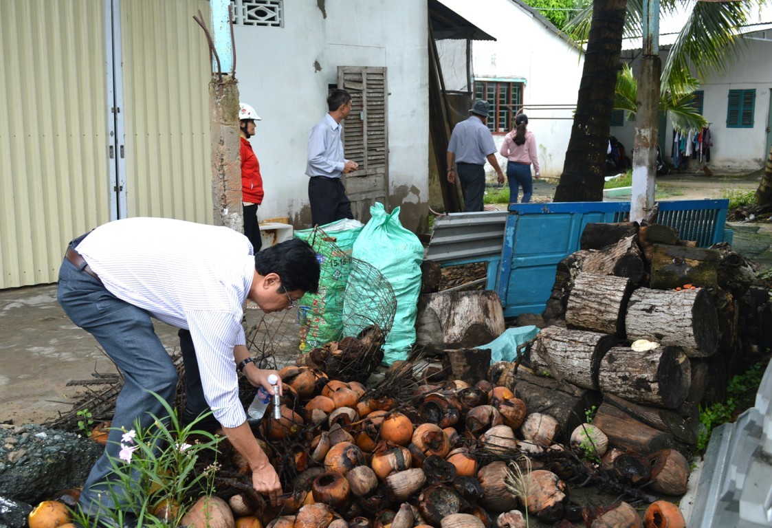 Đoàn Sở Y tế TP Cần Thơ và Trung tâm Kiểm soát bệnh tật kiểm tra, giám sát đột xuất công tác phòng, chống dịch bệnh SXH tại khu vực Thạnh Mỹ, phường Lê Bình, quận Cái Răng