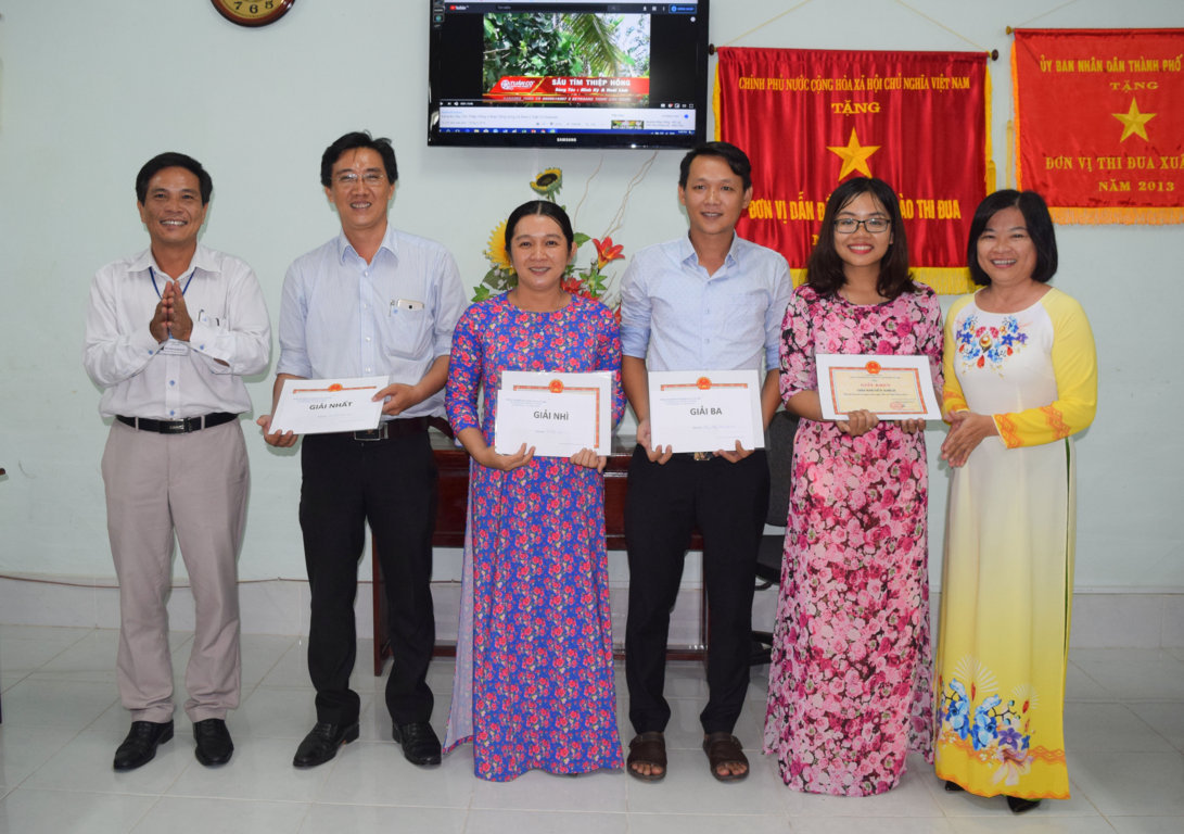 BS.CKI Lý Ngọc Trung, Phó Giám đốc Trung tâm Kiểm soát bệnh tật; BS.CKI Nguyễn Thị Thanh Trúc, Phó Giám đốc Trung tâm Kiểm soát bệnh tật thành phố trao giải cho các đội xuất sắc cuộc thi.