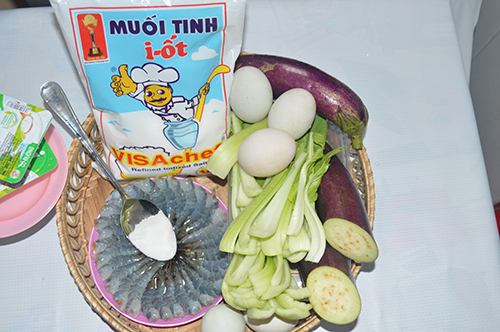 Nên sử dụng lượng vừa đủ muối ăn có I-ốt vào chế biến thức ăn hàng ngày. Ảnh: Thúy Duy