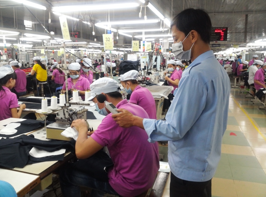 Quan trac moi truong lao dong 2: Nhân viên Khoa Bệnh nghề nghiệp - sức khỏe lao động môi trường, Trung tâm Kiểm soát bệnh tật thành phố Cần Thơ thực hiện quan trắc môi trường lao động tại một công ty may trên địa bàn thành phố Cần Thơ