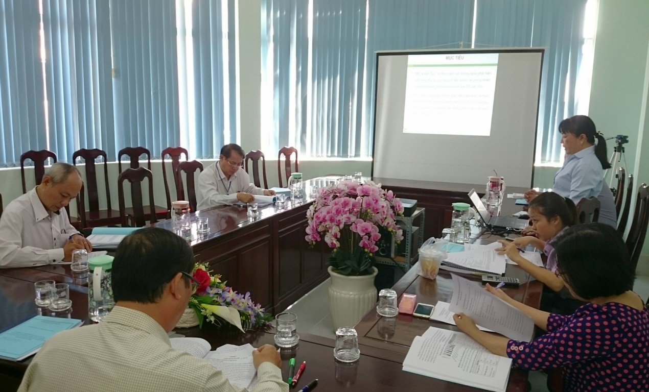 Đại diện nhóm nghiên cứu đang trình bày báo cáo đề tài NCKH tại buổi nghiệm thu.