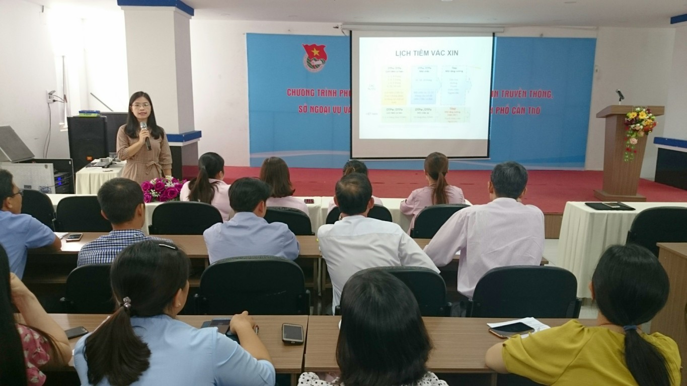 Giảng viên Viện Pasteur TP Hồ Chí Minh trao đổi, giải đáp một số thắc mắc tại buổi tập huấn triển khai kế hoạch hướng dẫn sử dụng vắc xin DPT - VGB - Hib do Viện huyết thanh Ấn Độ (SII) sản xuất.