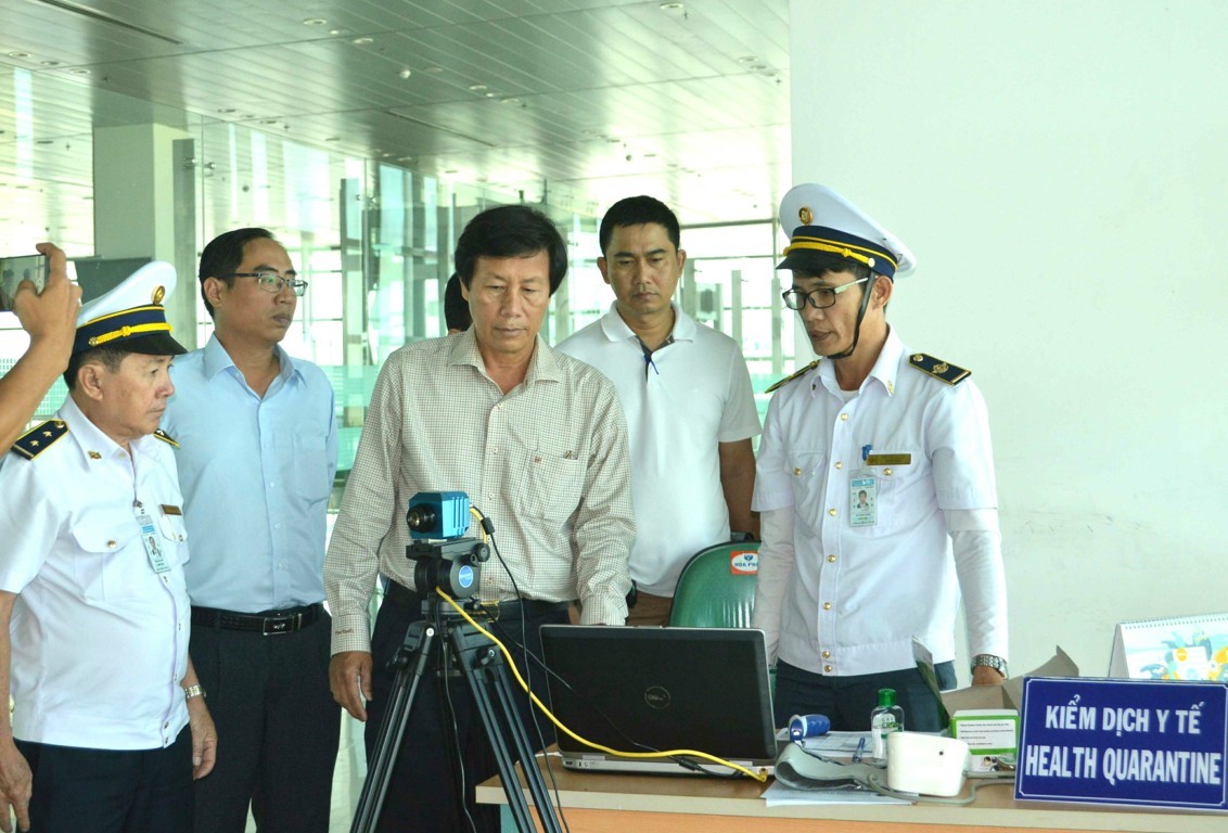 Viên chức Khoa Kiểm dịch y tế quốc tế, Trung tâm Kiểm soát bệnh tật thành phố thực hiện công tác kiểm dịch tại Cảng Hàng không quốc tế Cần Thơ.