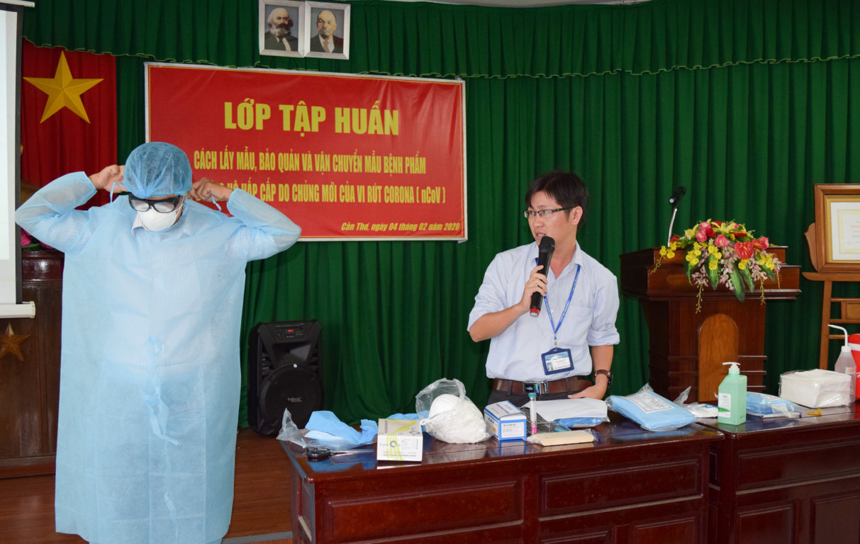 Nhân viên y tế Khoa Xét nghiệm – Chẩn đoán hình ảnh – Thăm dò chức năng, Trung tâm Kiểm soát bệnh tật TP Cần Thơ hướng dẫn Sử dụng quần áo bảo hộ và kỹ thuật lấy bệnh phẩm.