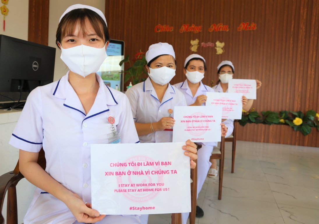 Ảnh: Cán bộ y tế Bệnh viện Phụ sản TP Cần Thơ lan tỏa thông điệp: “CHÚNG TÔI ĐI LÀM VÌ BẠN, XIN BẠN Ở NHÀ VÌ CHÚNG TA”. Ảnh: Bệnh viện Phụ sản TP Cần Thơ.
