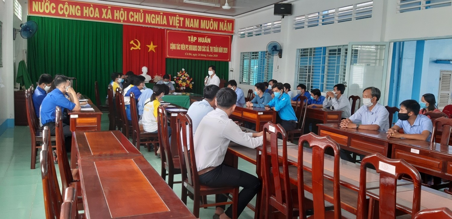 Huyện Cờ Đỏ: phối hợp với sinh viên Trường Đại học Y Dược Cần Thơ triển khai hỗ trợ người dân khai báo y tế trên phần mềm NCOVI