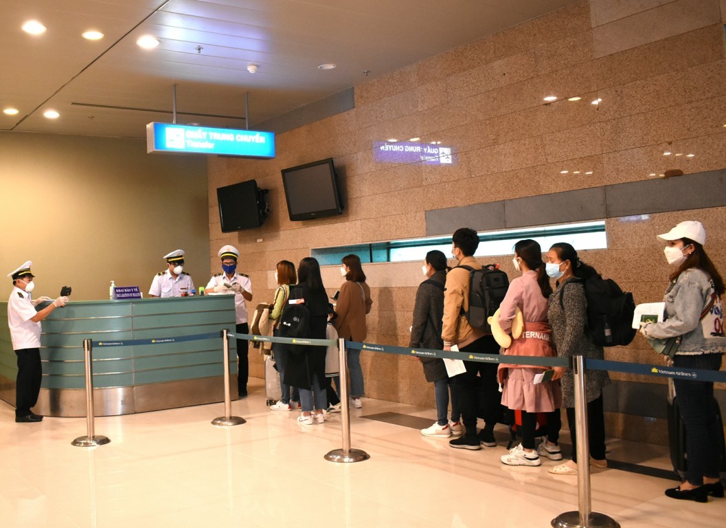 Các thành viên Đội kiểm dịch y tế quốc tế thuộc Trung tâm Kiểm soát bệnh tật thành phố đang thực hiện nhiệm vụ tại Cảng Hàng không quốc tế Cần Thơ.