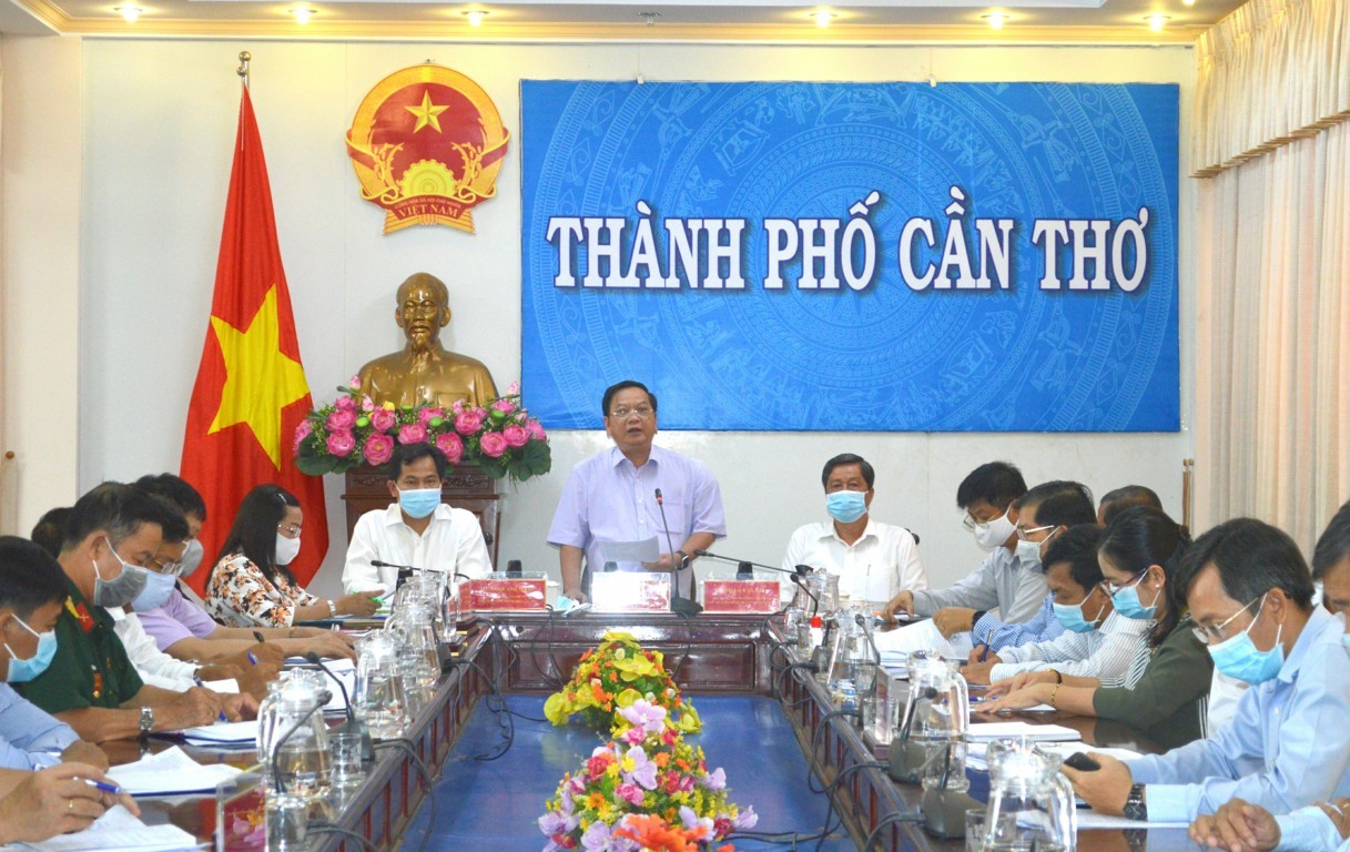 Đồng chí Trần Quốc Trung, Ủy viên Trung ương Đảng, Bí thư Thành ủy Cần Thơ, phát biểu chỉ đạo tại cuộc họp khẩn trực tuyến cùng lãnh đạo HĐND, UBND TP, các sở ban ngành và quận, huyện triển khai kế hoạch đáp ứng với từng cấp độ dịch bệnh COVID-19 trên địa