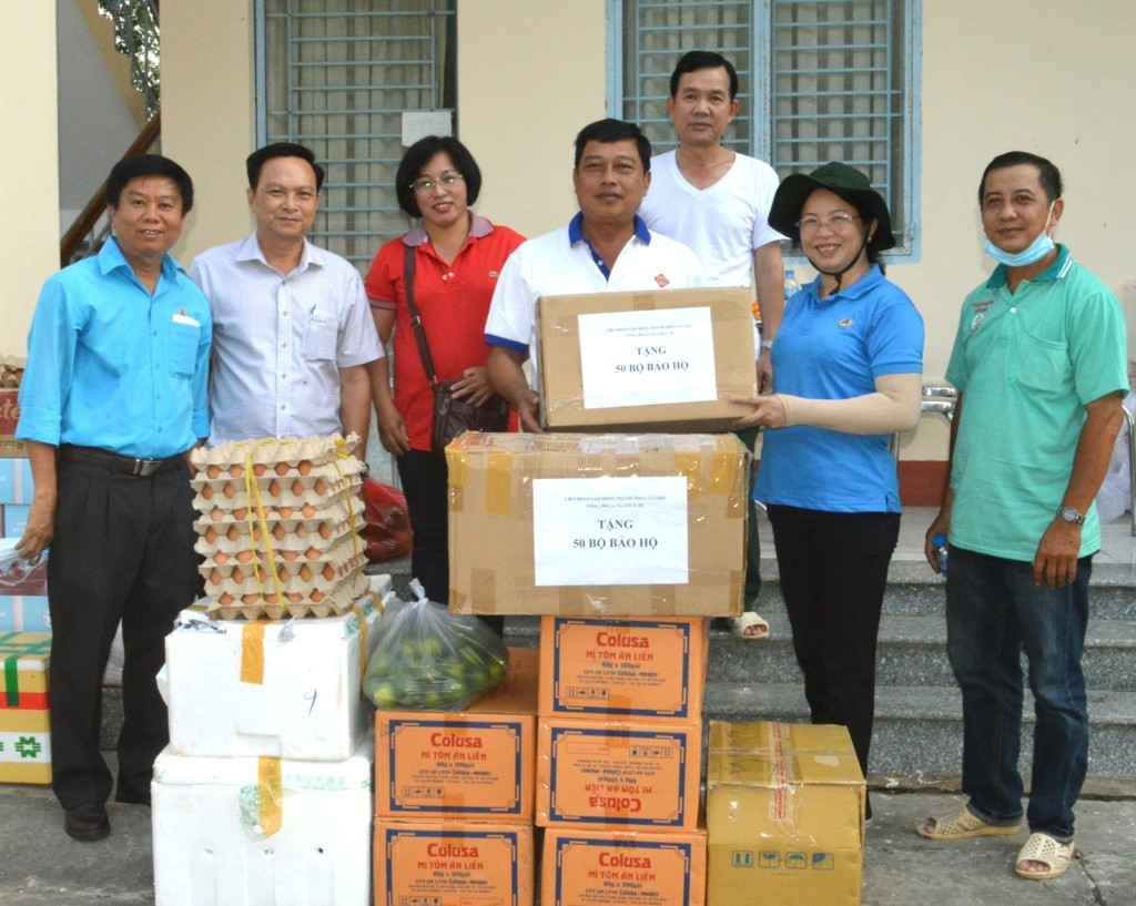Công đoàn ngành Y tế thăm hỏi, động viên và tặng quà cho các cán bộ, chiến sĩ trực tiếp làm nhiệm vụ phòng, chống dịch COVID-19 tại khu cách ly tập trung