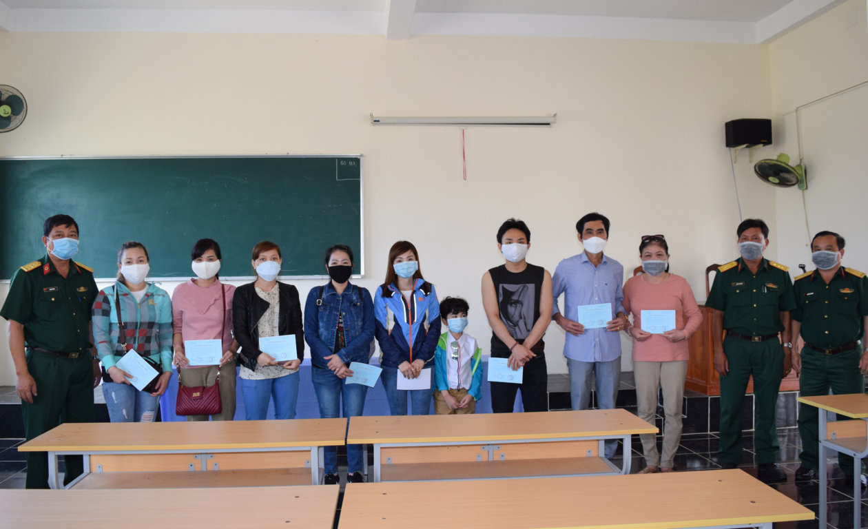 Các công dân được trao giấy chứng nhận hoàn thành thời gian cách ly tập trung phòng bệnh COVID-19 tại Trường Quân sự thành phố Cần Thơ.