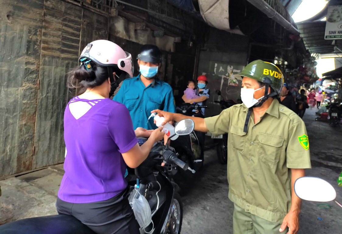 Đeo khẩu trang khi ra ngoài hoặc khi giao tiếp. Ảnh minh họa: Duy Lê