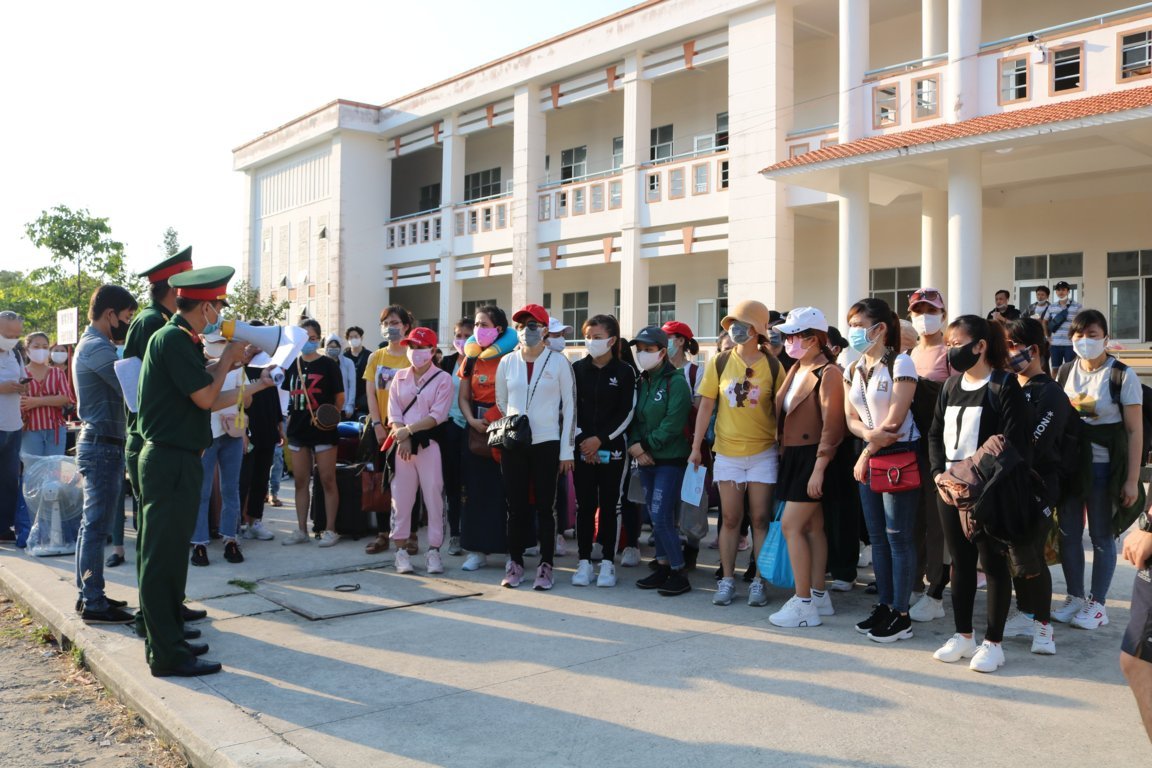 Cán bộ Trung đoàn Bộ binh 932 đọc tên từng người lên xe.