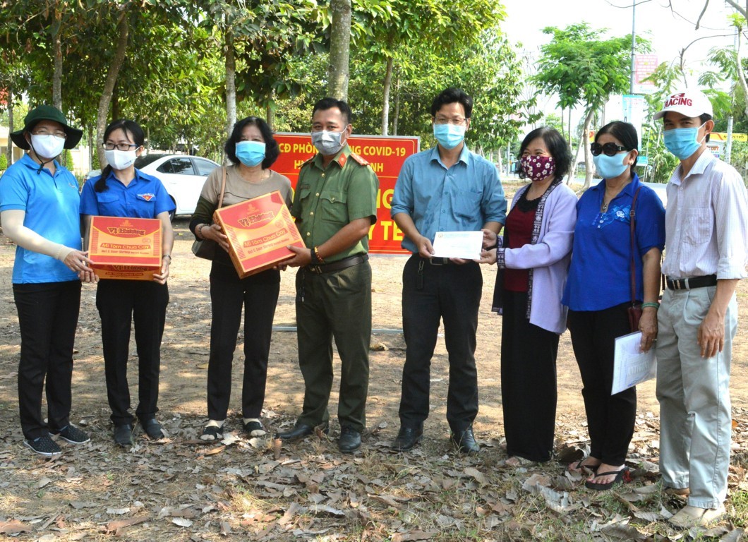 TS Nguyễn Thị Cẩm Hồng, Chủ tịch Hội Bảo trợ bệnh nhân nghèo TP Cần Thơ trao tặng quà và tiền mặt hỗ trợ các Điểm kiểm soát phòng chống dịch COVID-19 trên địa bàn huyện Vĩnh Thạnh.