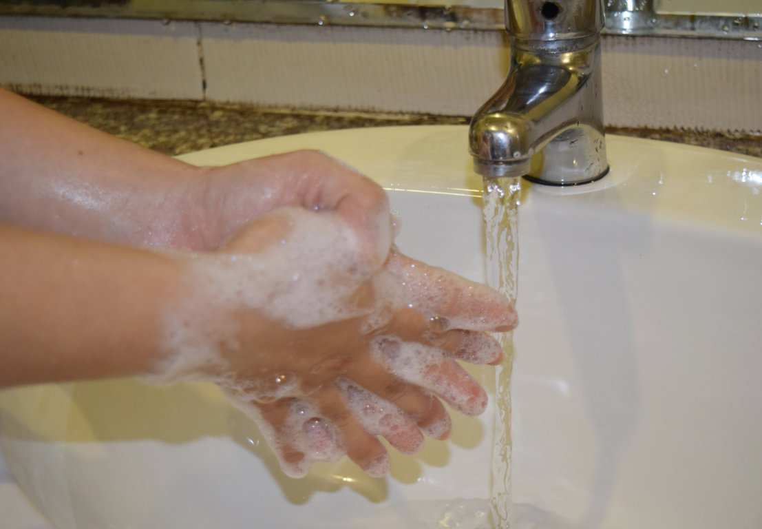 Khu vực chế biến thức ăn phải có nơi rửa tay, đủ nước sạch và xà phòng để rửa tay. Ảnh: Kim Nhiên