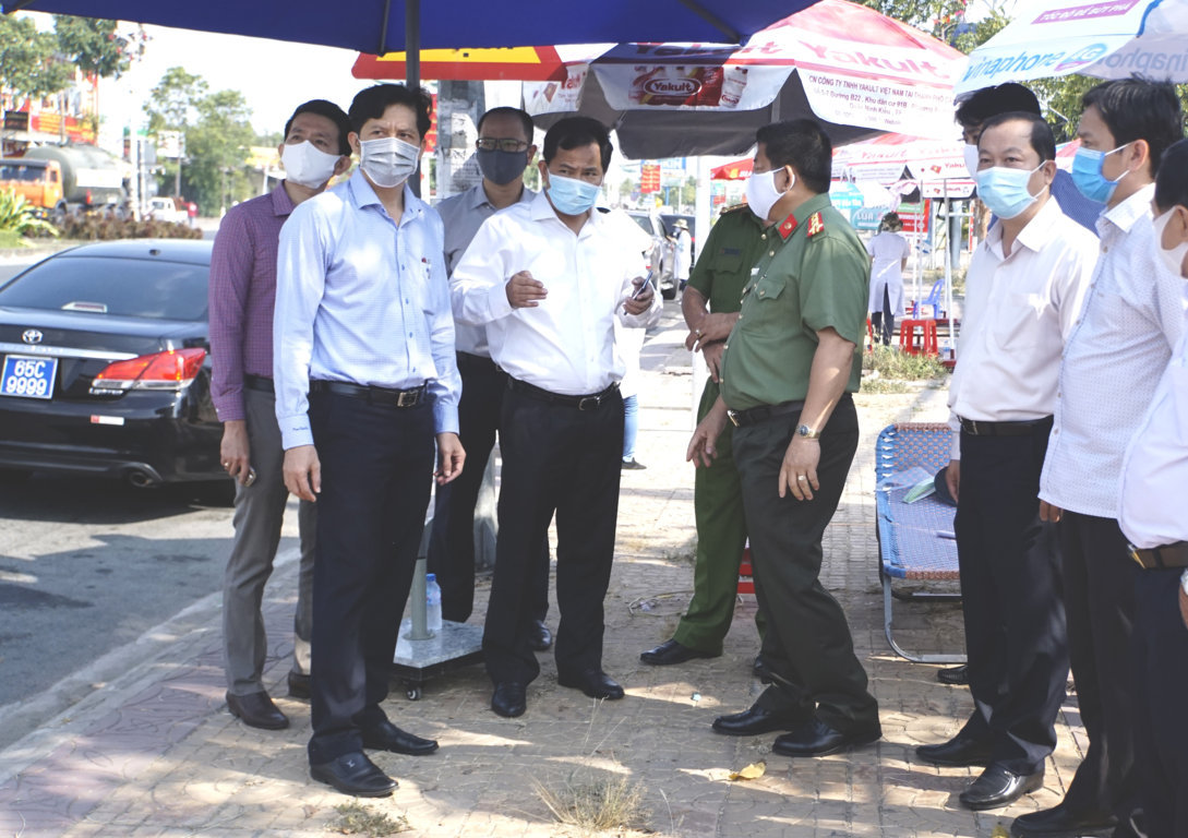Chủ tịch UBND thành phố cùng đoàn giám sát đến kiểm tra công tác thực hiện tại các Điểm giám sát y tế.