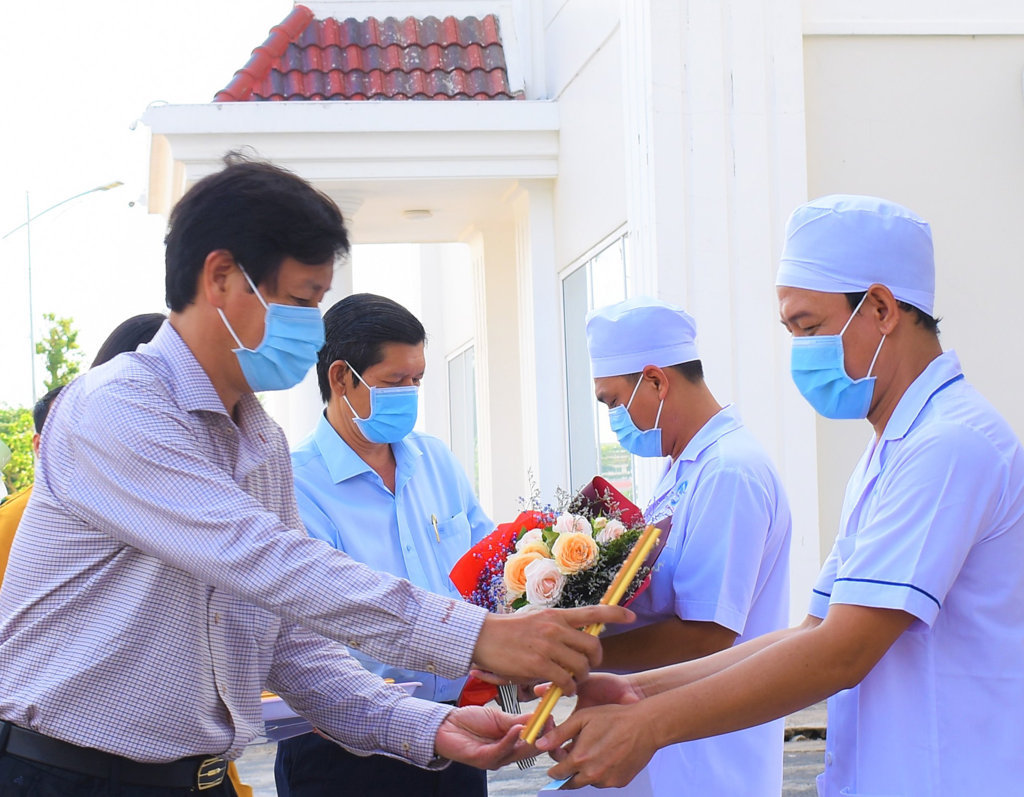 BS.CKII Cao Minh Chu, Giám đốc Sở Y tế TP Cần Thơ trao tặng bằng khen của Chủ tịch UBND thành phố Cần Thơ cùng hoa chúc mừng ê kíp Bệnh viện Lao và Bệnh phổi thành phố đã hoàn thành cách ly 14 ngày đúng theo qui định.