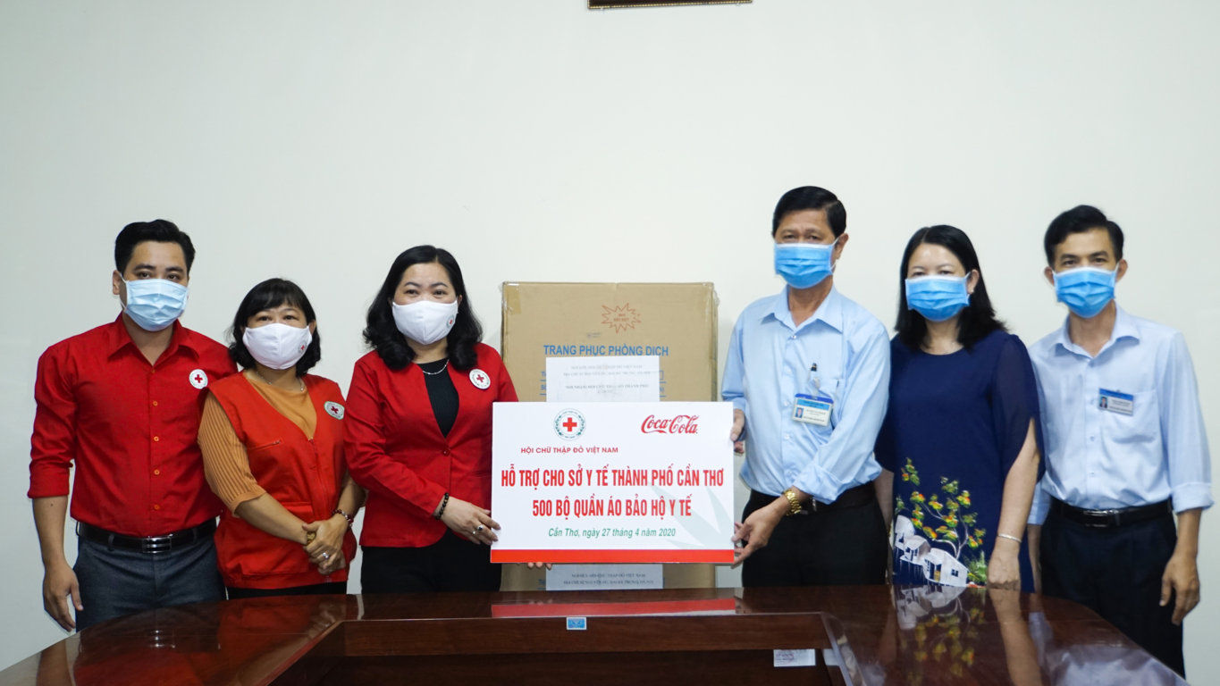 Bà Huỳnh Thanh Thảo, Chủ tịch Hội chữ thập đỏ TP Cần Thơ trao 500 bộ quần áo bảo hộ y tế cho BS.CKI Huỳnh Văn Nhanh, Phó Giám đốc Sở Y tế, hỗ trợ phục vụ công tác phòng chống dịch COVID-19.