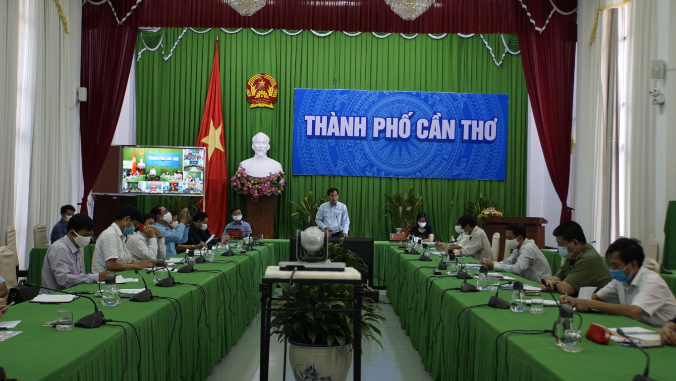 Các đại biểu dự họp trực tuyến tại điểm cầu UBND thành phố