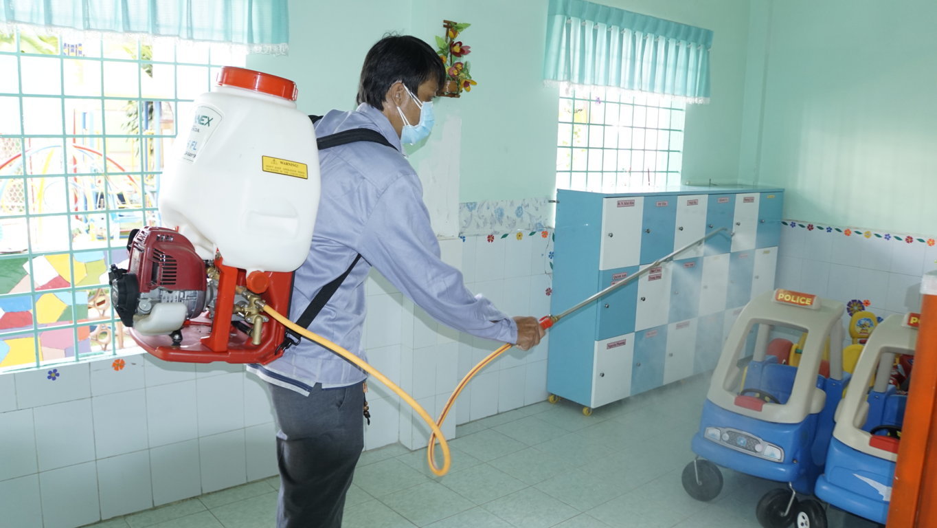 Thực hiện vệ sinh, tẩy trùng lớp học