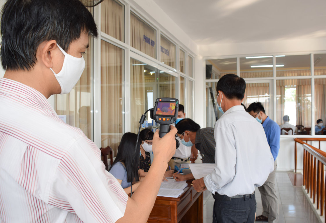 Các địa điểm cần thực hiện các biện pháp phòng chống dịch COVID-19. (Ảnh minh họa: Các đại biểu được kiểm tra thân nhiệt, rửa tay sát khuẩn trước khi vào họp trực tuyến). Ảnh: Thiên Thanh