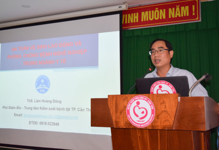 ThS. Lâm Hoàng Dũng, Phó Giám đốc Trung tâm Kiểm soát bệnh tật TP Cần Thơ trình bày về An toàn vệ sinh lao động tại lớp tập huấn.