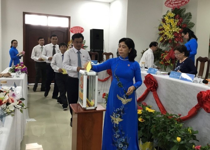 Đại biểu bỏ phiếu bầu cử Cấp ủy Chi bộ.