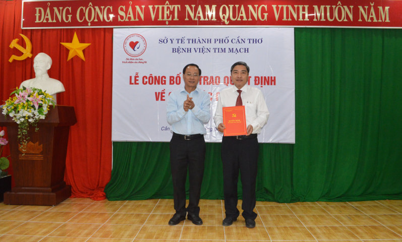 Đồng chí Nguyễn Văn Sử, Bí thư Đảng ủy Khối cơ quan dân chính Đảng trao quyết định của Đảng ủy Khối cơ quan dân chính Đảng chỉ định bổ sung Ban Chấp hành Đảng bộ, Bí thư Đảng ủy Bệnh viện Tim mạch thành phố nhiệm kỳ 2020-2025 cho đồng chí Võ Hồng Sở, đảng