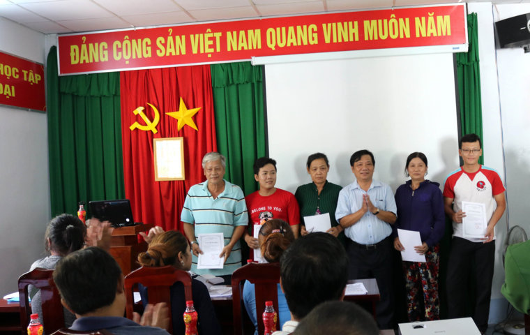 BS.CK2. Lưu Hoàng Việt - Chi cục trưởng Chi cục An toàn vệ sinh thực phẩm Cần Thơ trao giấy chứng nhận cho các cơ sở