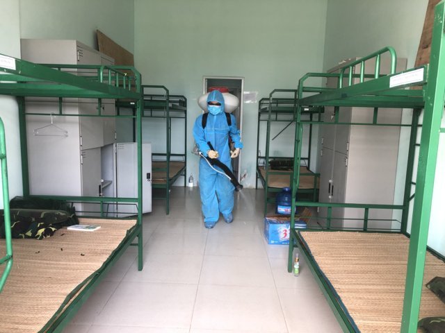 Phun thuốc khử trùng khu cách ly.