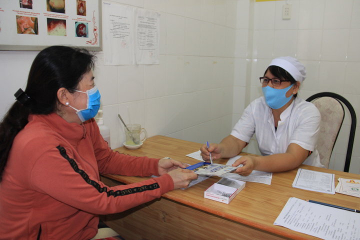 Cán bộ y tế Khoa Sức khỏe sinh sản, Trung tâm Kiểm soát bệnh tật TP Cần Thơ tư vấn cho chị em phụ nữ đến đăng ký khám sàng lọc UTCTC miễn phí tại Trạm Y tế phường Thường Thạnh ngày 27/8. Ảnh: H.Giang