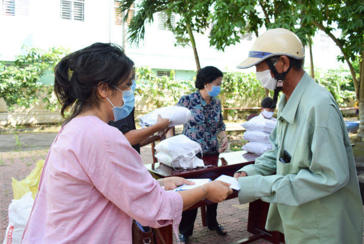 TANG QUA BENH NHAN AIDS 0002 (cdccantho vn)